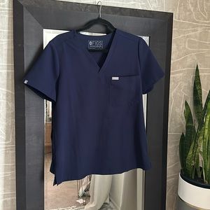 FIGS Navy Catarina Scrub Top (Size: Medium)